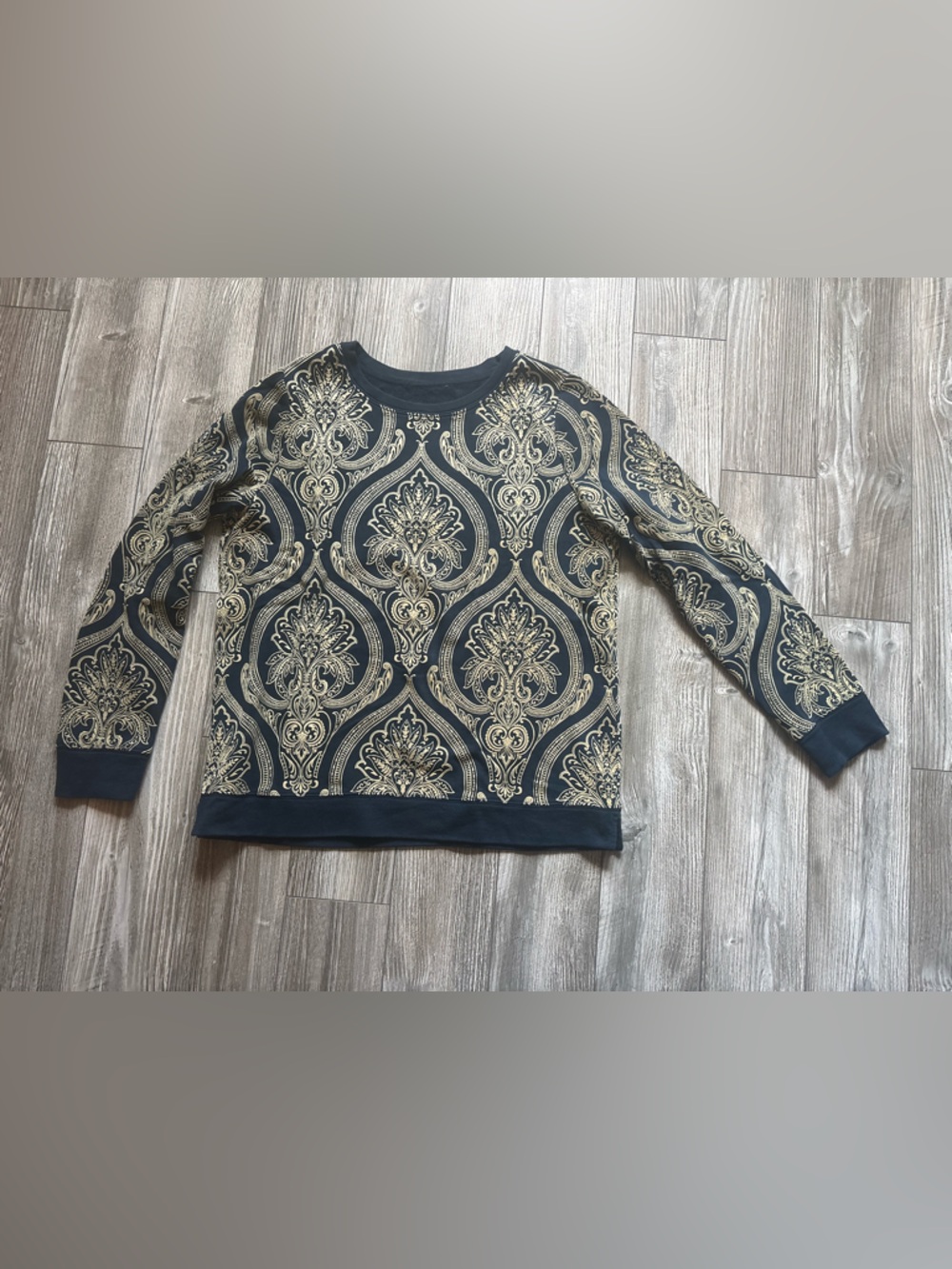Crew neck sweater with embossed pattern